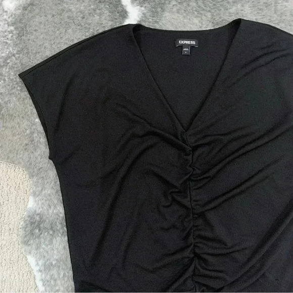 Relaxed V-Neck Ruched Tee - Picture 2 of 10